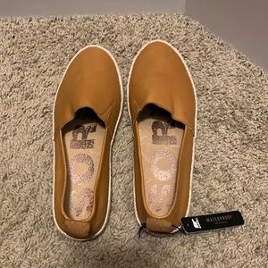 Brand new. Sorel Tan Leather Slip On Jute.